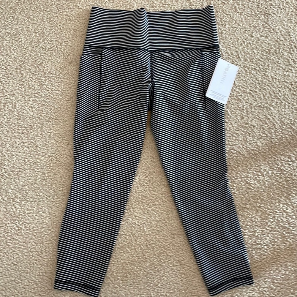 Athleta salutation stash pocket 7/8 leggings size M